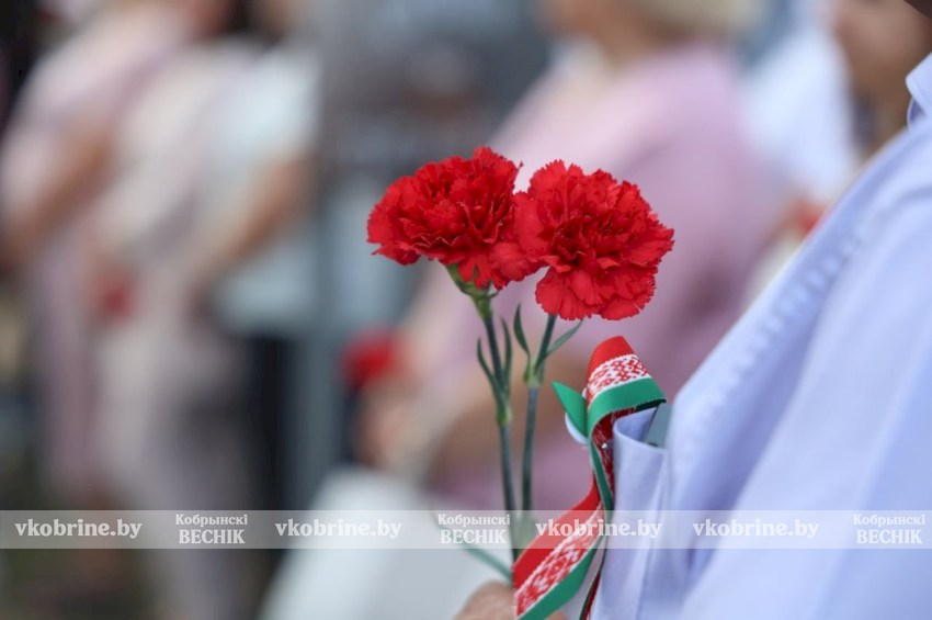 Прерванный полет 41-го: в Кобрине с почестями перезахоронили останки советского летчика