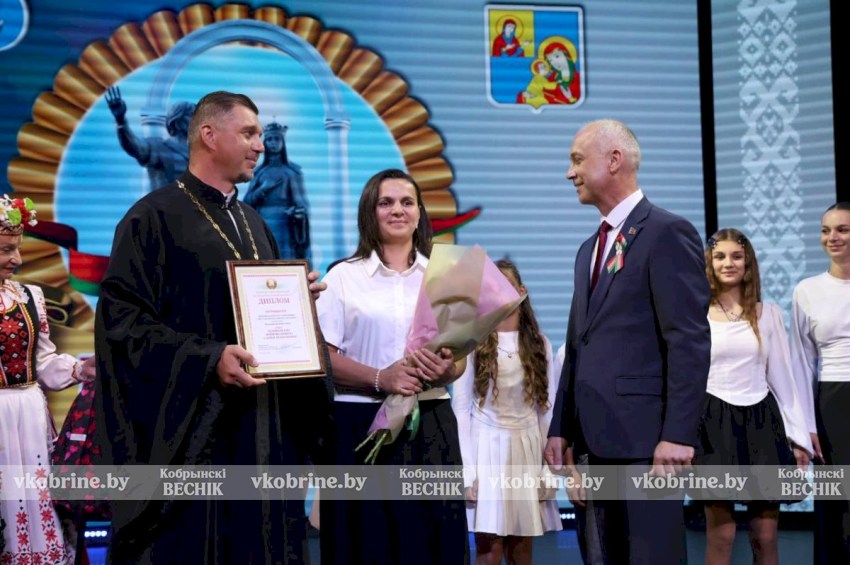 Наш любимый Кобрин, с праздником, с Днем освобождения от немецко-фашистских захватчиков! Торжество во Дворце культуры