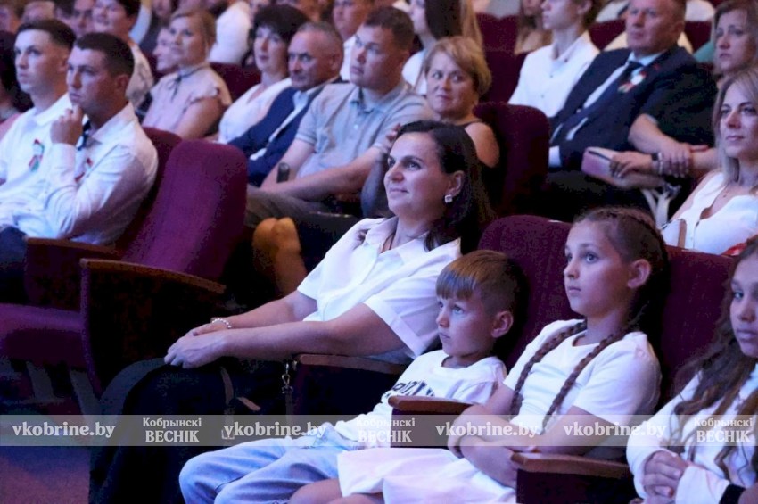 Наш любимый Кобрин, с праздником, с Днем освобождения от немецко-фашистских захватчиков! Торжество во Дворце культуры