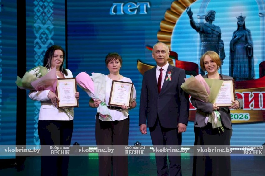 Наш любимый Кобрин, с праздником, с Днем освобождения от немецко-фашистских захватчиков! Торжество во Дворце культуры