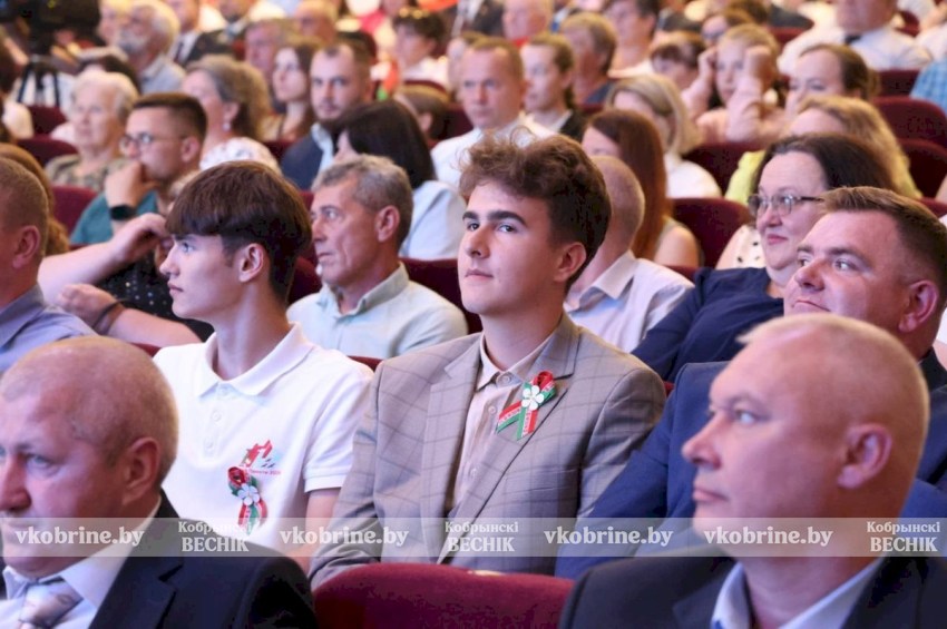 Наш любимый Кобрин, с праздником, с Днем освобождения от немецко-фашистских захватчиков! Торжество во Дворце культуры
