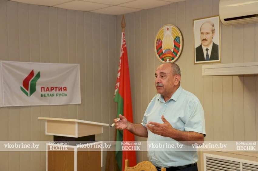 Праздничная планерка и главные герои недели на «Кобринагромаше»