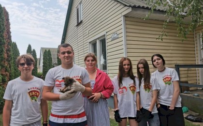 Подростки против чужого горя: юные волонтеры БРСМ вернули уют пострадавшей от пожара семье Гаврилюк-Лазаревых