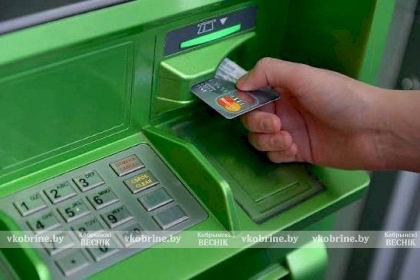 Правоохранители объяснили, почему нельзя трогать забытую карту в банкомате