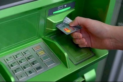 Правоохранители объяснили, почему нельзя трогать забытую карту в банкомате