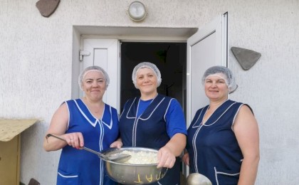 Вкусный тыл жатвы: как повара из аг. Повитье ежедневно удивляют хлеборобов сытными обедами