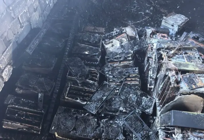 Воскресный пожар в Кобрине: на Пролетарской вспыхнуло неэксплуатируемое строение