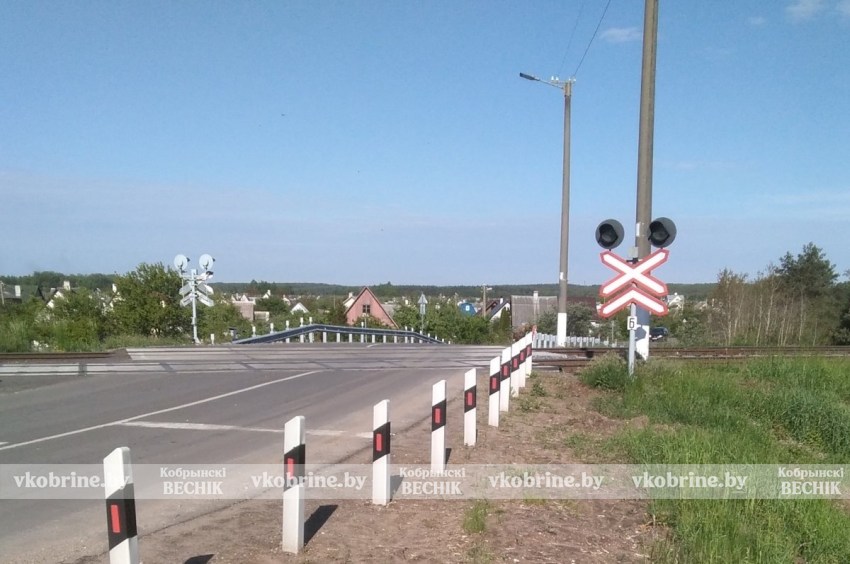 Поезд не успеет остановиться: о чем забывают водители на железнодорожных переездах