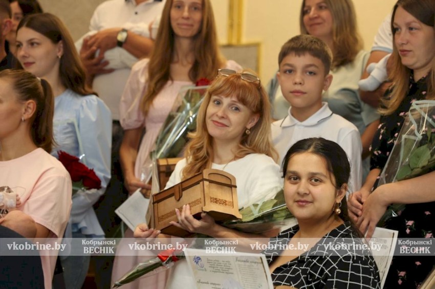 Символ мира и защиты: трогательная церемония вручения «Бацькавай кашулі» прошла в Кобринском Дворце культуры