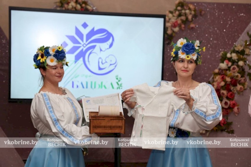 Символ мира и защиты: трогательная церемония вручения «Бацькавай кашулі» прошла в Кобринском Дворце культуры