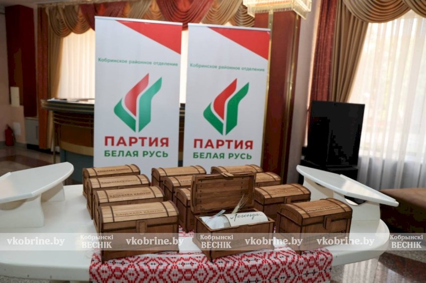 Символ мира и защиты: трогательная церемония вручения «Бацькавай кашулі» прошла в Кобринском Дворце культуры