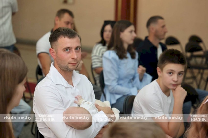 Символ мира и защиты: трогательная церемония вручения «Бацькавай кашулі» прошла в Кобринском Дворце культуры