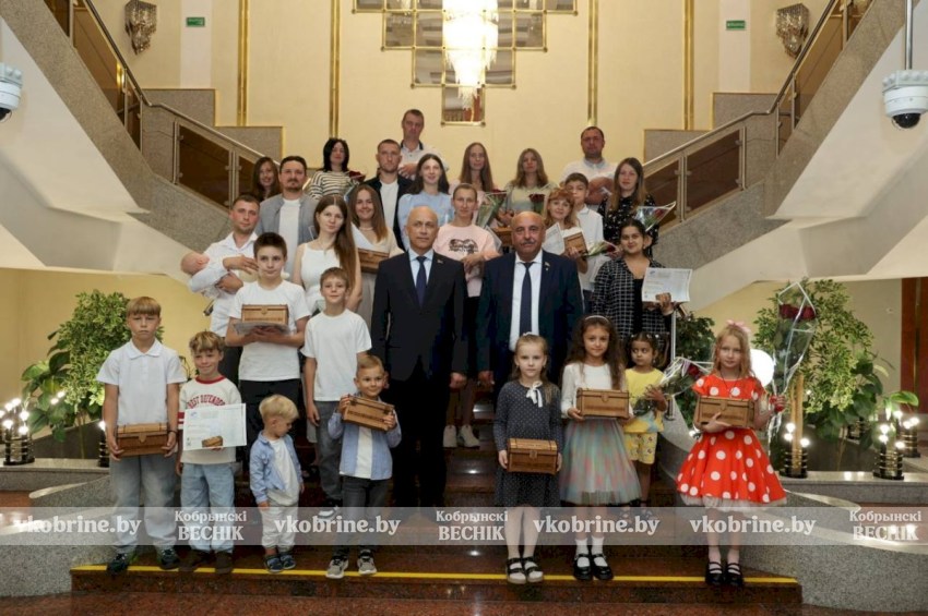 Символ мира и защиты: трогательная церемония вручения «Бацькавай кашулі» прошла в Кобринском Дворце культуры