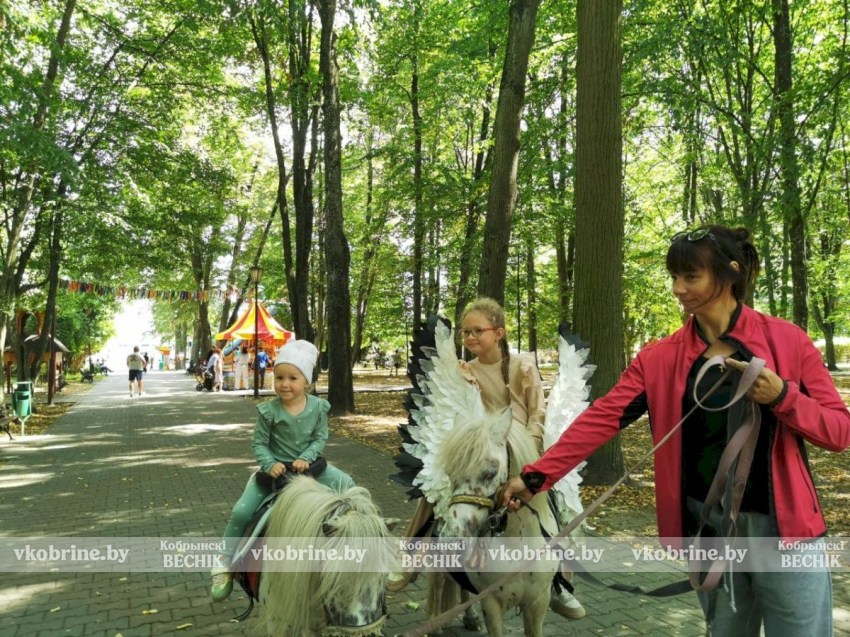Кобринский парк превратился в ожившую сказку. ФОТОФАКТ