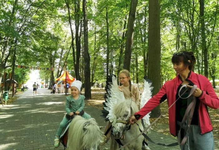 Кобринский парк превратился в ожившую сказку. ФОТОФАКТ