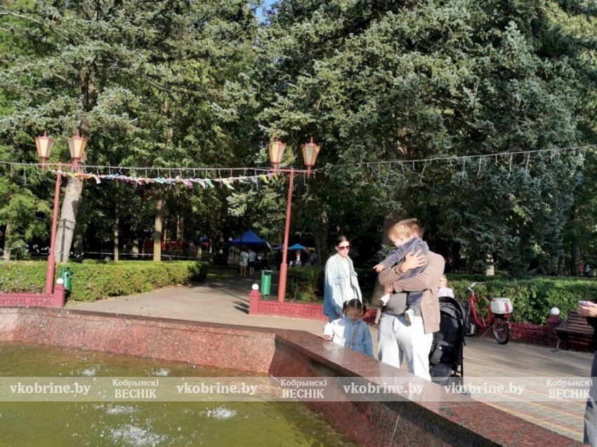 Кобринский парк превратился в ожившую сказку. ФОТОФАКТ