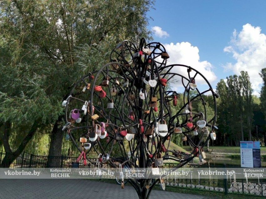 Кобринский парк превратился в ожившую сказку. ФОТОФАКТ