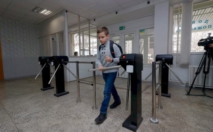 С 1 сентября в школах Беларуси будут выборочно досматривать учеников и посетителей