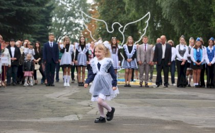 Старт в будущее: Остромичская средняя школа ярко открыла новый учебный год