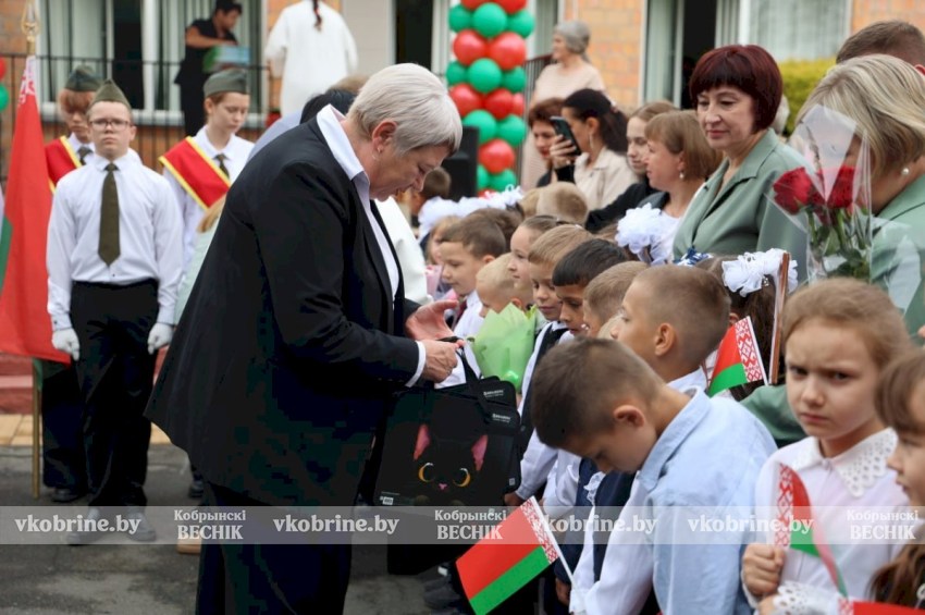 Старт в будущее: Остромичская средняя школа ярко открыла новый учебный год