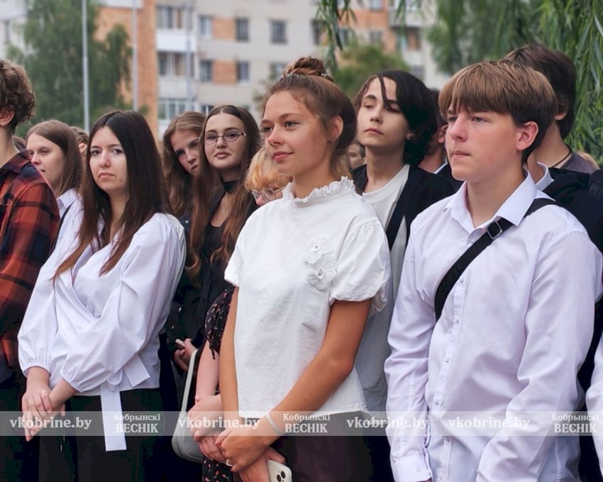 Торжественная линейка в Кобринском политехе: профсоюз АПК поощряет талантливую молодежь