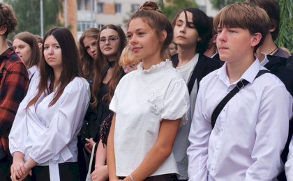 Торжественная линейка в Кобринском политехе: профсоюз АПК поощряет талантливую молодежь