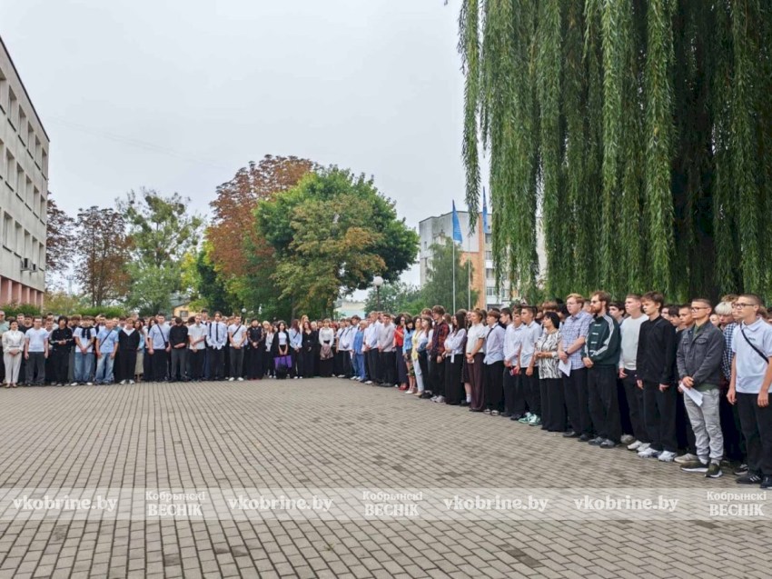 Торжественная линейка в Кобринском политехе: профсоюз АПК поощряет талантливую молодежь
