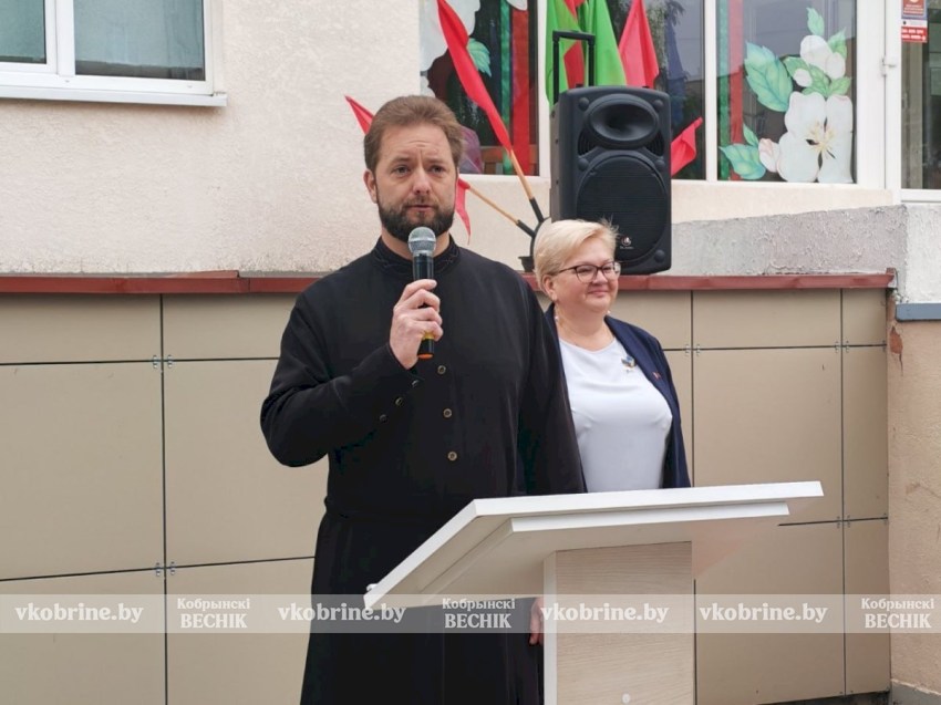 Торжественная линейка в Кобринском политехе: профсоюз АПК поощряет талантливую молодежь