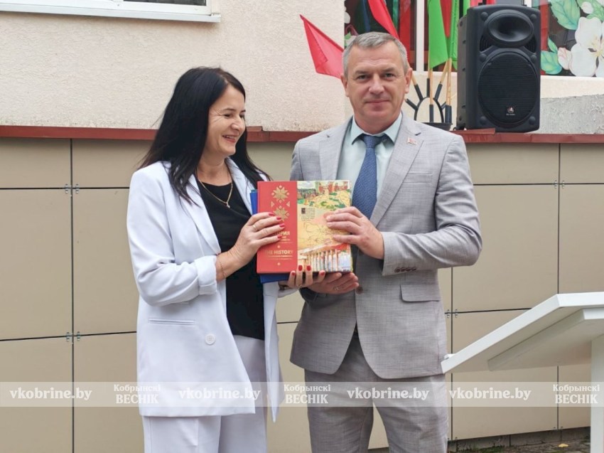 Торжественная линейка в Кобринском политехе: профсоюз АПК поощряет талантливую молодежь