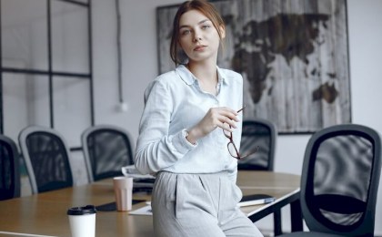 Как правильно выбрать белую рубашку и носить ее, чтобы выглядеть модно и дорого