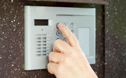 Не только безопасность, но и оповещение: МВД предлагает реформировать систему домофонов