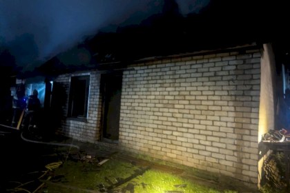 Когда секунды решают всё: ночной пожар в Кобрине оставил владельца без автомобиля