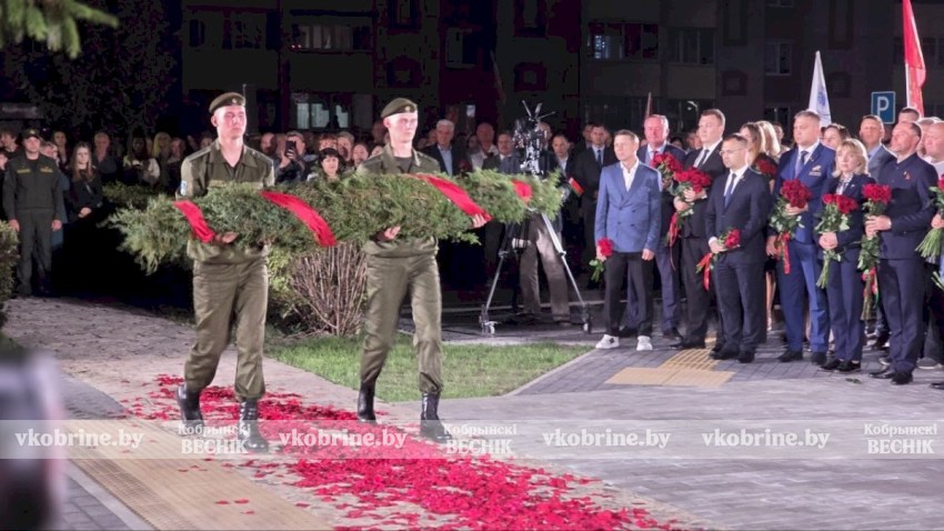 Минута молчания и сотни лампад: в Берёзе-Картузской прошел митинг памяти. ФОТОРЕПОРТАЖ