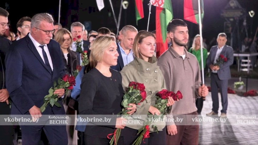 Минута молчания и сотни лампад: в Берёзе-Картузской прошел митинг памяти. ФОТОРЕПОРТАЖ