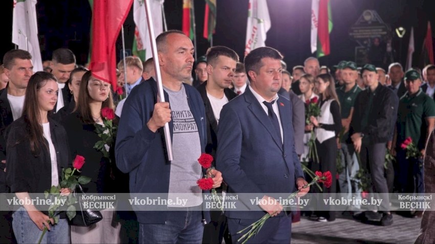 Минута молчания и сотни лампад: в Берёзе-Картузской прошел митинг памяти. ФОТОРЕПОРТАЖ