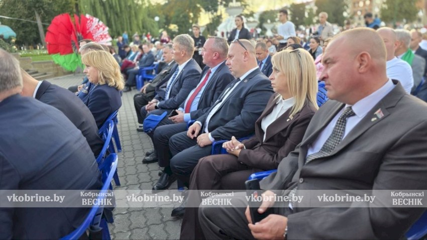 Минута молчания и сотни лампад: в Берёзе-Картузской прошел митинг памяти. ФОТОРЕПОРТАЖ