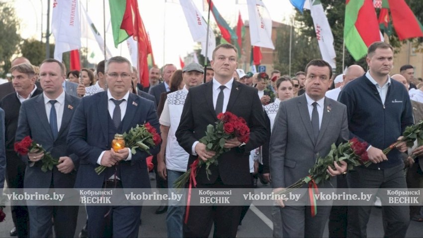 Минута молчания и сотни лампад: в Берёзе-Картузской прошел митинг памяти. ФОТОРЕПОРТАЖ