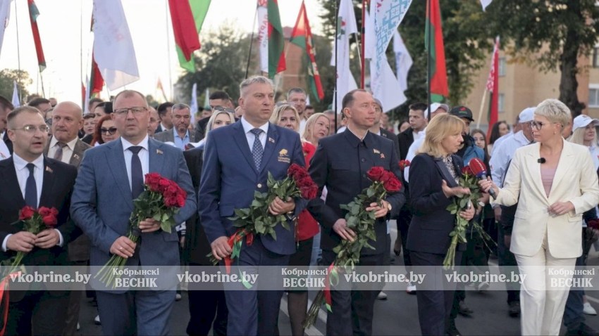 Минута молчания и сотни лампад: в Берёзе-Картузской прошел митинг памяти. ФОТОРЕПОРТАЖ