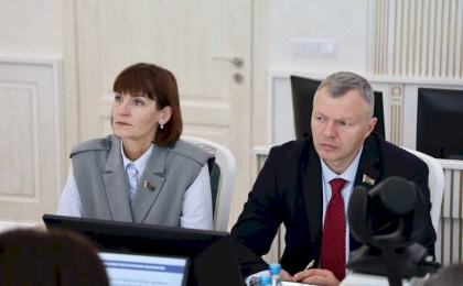 Интересы человека труда - на первом месте: парламентарии и профсоюзы обсудили в Кобрине законодательные новации 