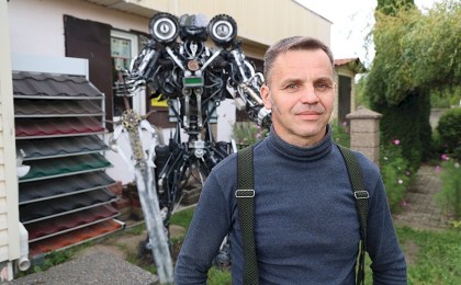 Ожившие трансформеры и драконы из стали: заглянули в мастерскую к уникальному кобринскому кузнецу Александру Романюку
