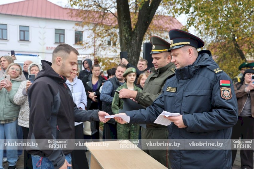 Оркестр, повестки и слезы гордости: для молодых парней Кобринщины начинается армейская жизнь
