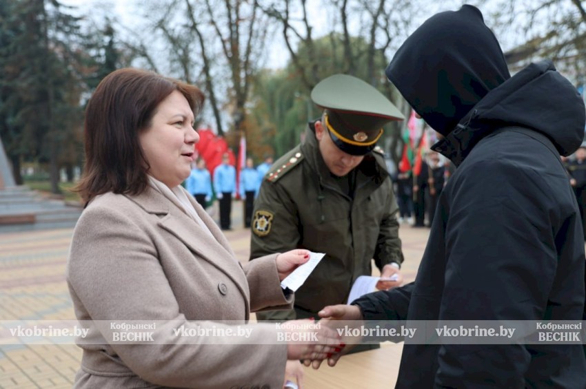 Оркестр, повестки и слезы гордости: для молодых парней Кобринщины начинается армейская жизнь