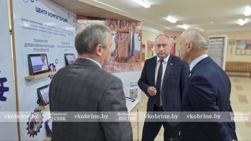 Не бойтесь создавать семьи! Помощник Президента Александр Ломский дал напутствие кобринской молодежи