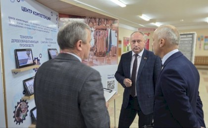 Не бойтесь создавать семьи! Помощник Президента Александр Ломский дал напутствие кобринской молодежи