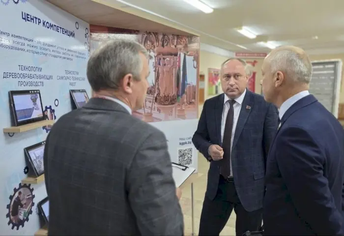 Не бойтесь создавать семьи! Помощник Президента Александр Ломский дал напутствие кобринской молодежи