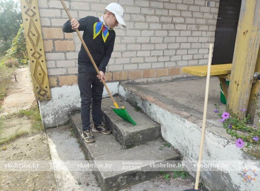 Десант добра в Залесье: юные спасатели навели порядок на подворье пенсионерки