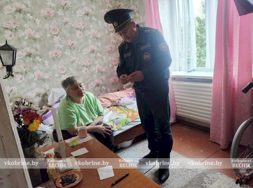 Десант добра в Залесье: юные спасатели навели порядок на подворье пенсионерки