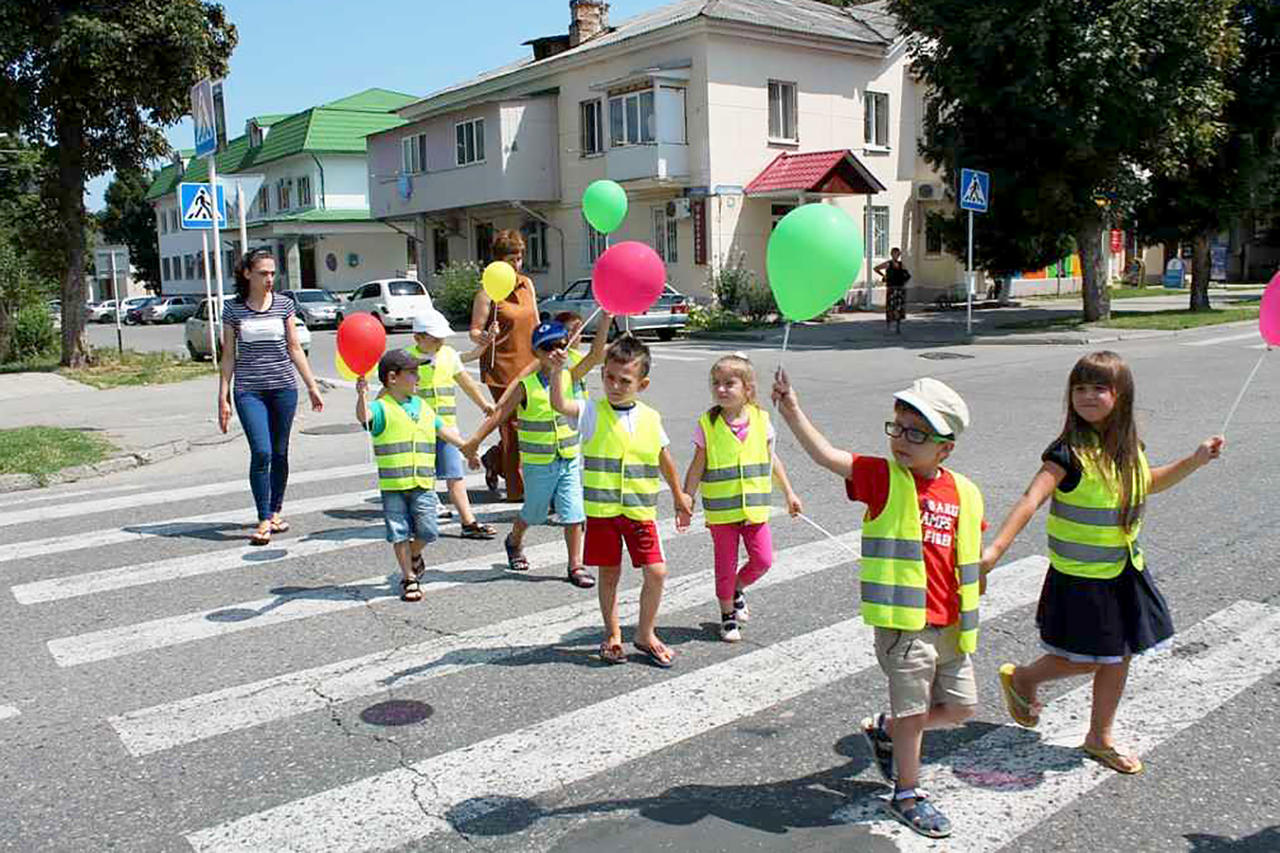 Беседа дети на дороге. Дети на дороге. Дети переходят дорогу. Дети переходят улицу. Дороги для детей.